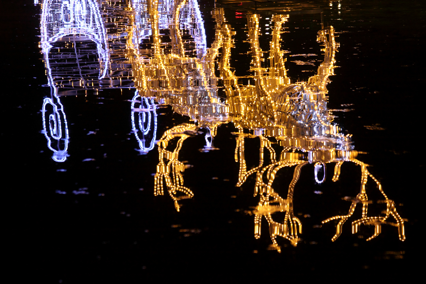 Weihnachtstimmung in Ottmarsheim (Alsace) Spiegelung im Brunnen