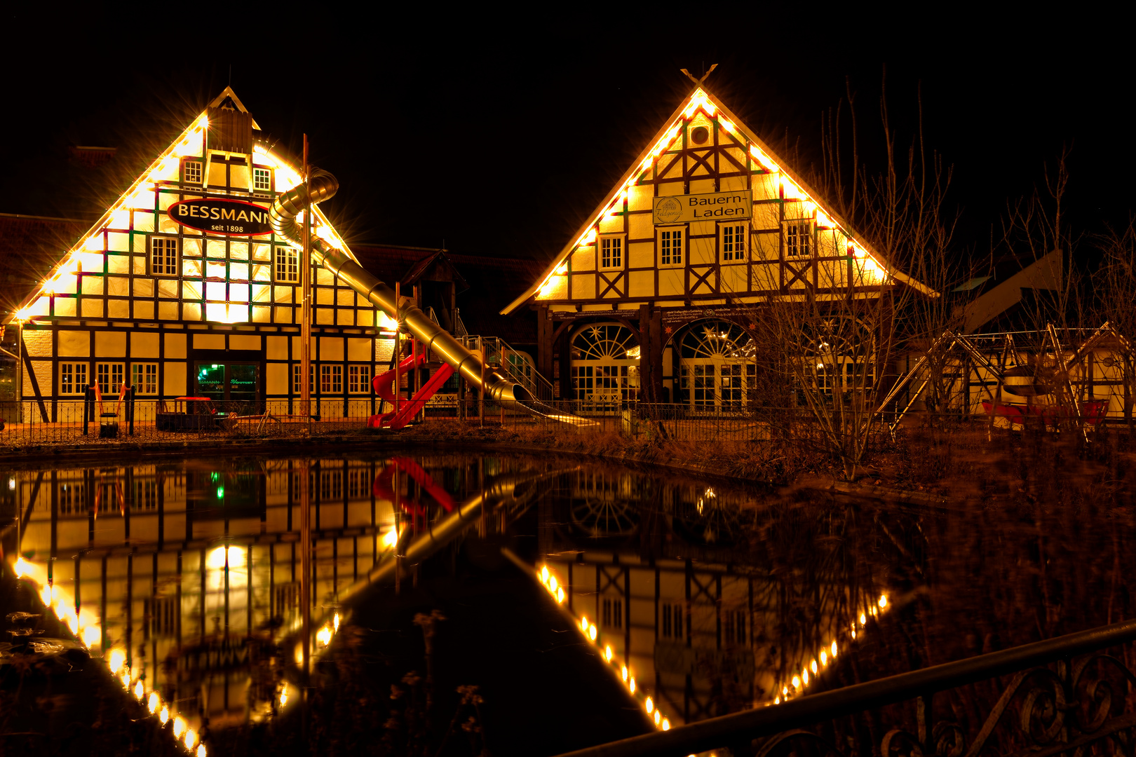 Weihnachtszeit und Lichter im Spiegel