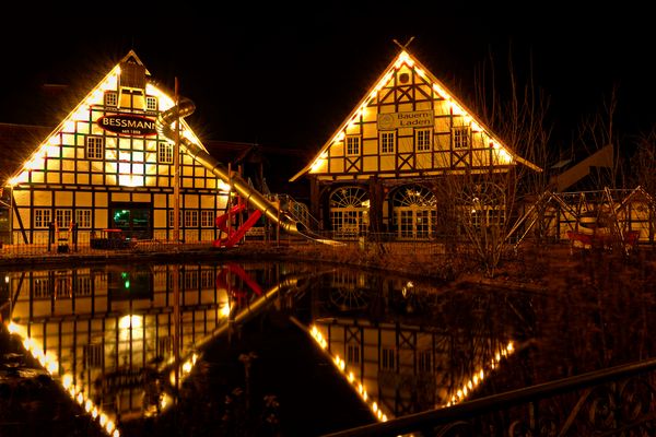 Weihnachtszeit und Lichter im Spiegel
