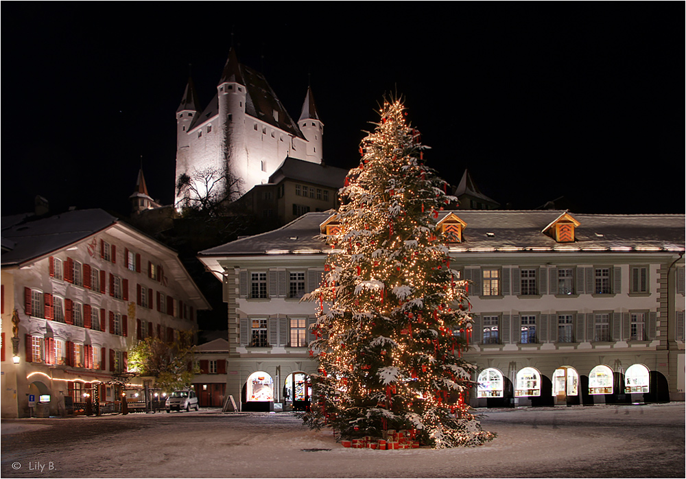 Weihnächtliche Stimmung auf dem Rathausplatz in Thun