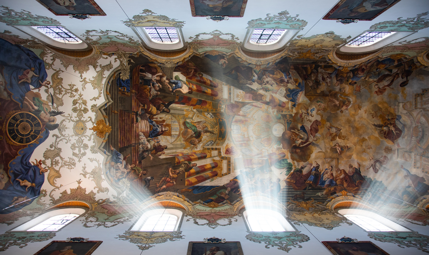Weihrauch wabert durch die Kirche Foto & Bild | architektur