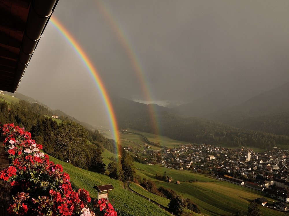 Weil der oder die  Regenbogen so schön waren, hier noch eine Aufnahme vom Balkon aus...