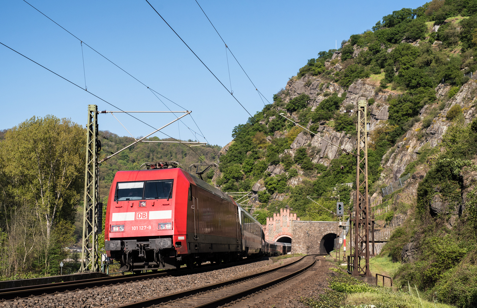 ... weil eine rote Lok in diesem Licht ...