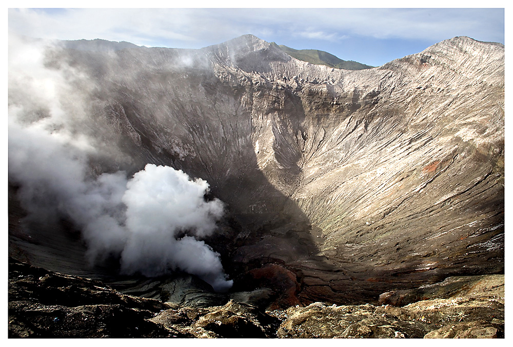 Weil es zurzeit so gut zum Thema passt ... Blick in den Krater des Vulkans Mount Bromo