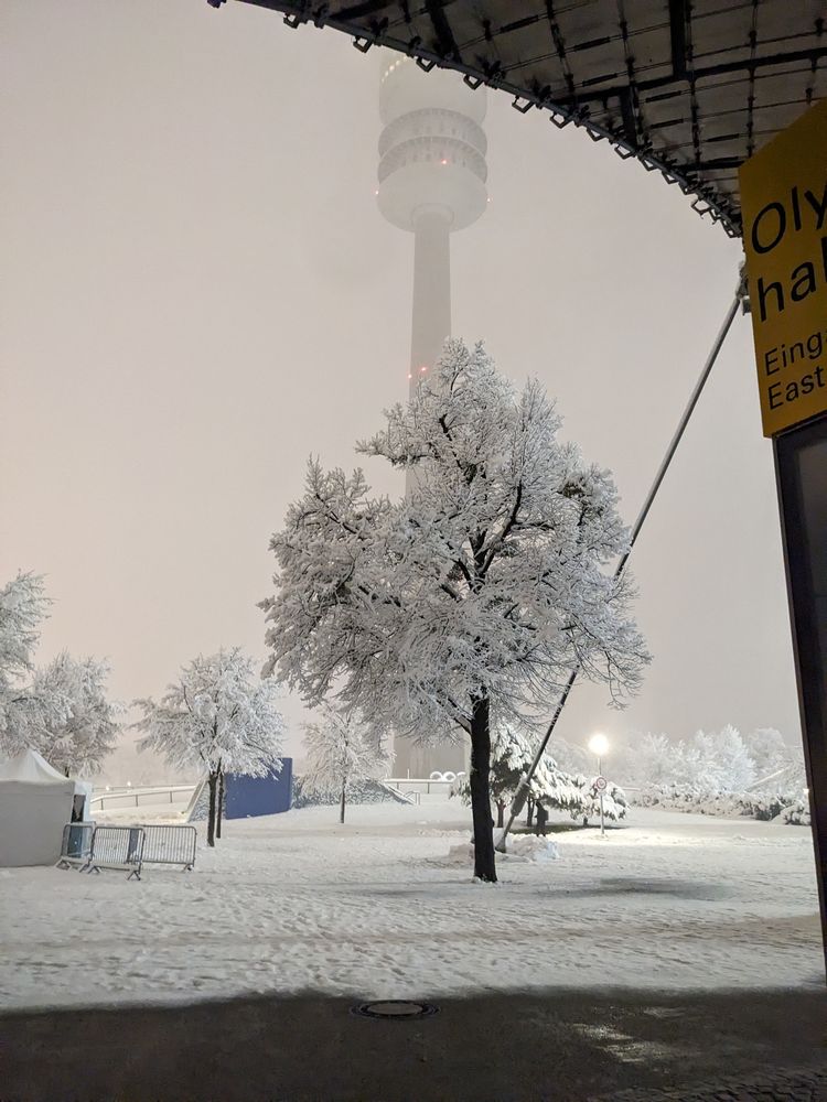 Weil man nicht genug bekommen kann .... Schnee im Olymipazentrum