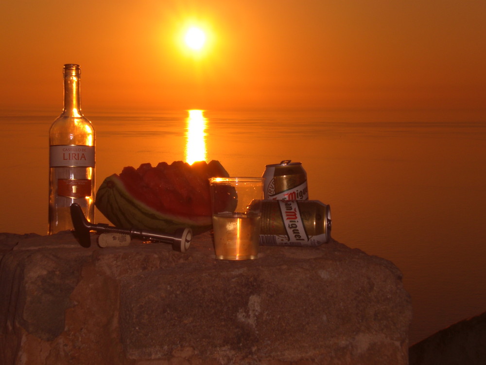 Wein, Bier, Melone und die untergehende Sonne im Mittelmeer!