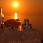 Wein, Bier, Melone und die untergehende Sonne im Mittelmeer!