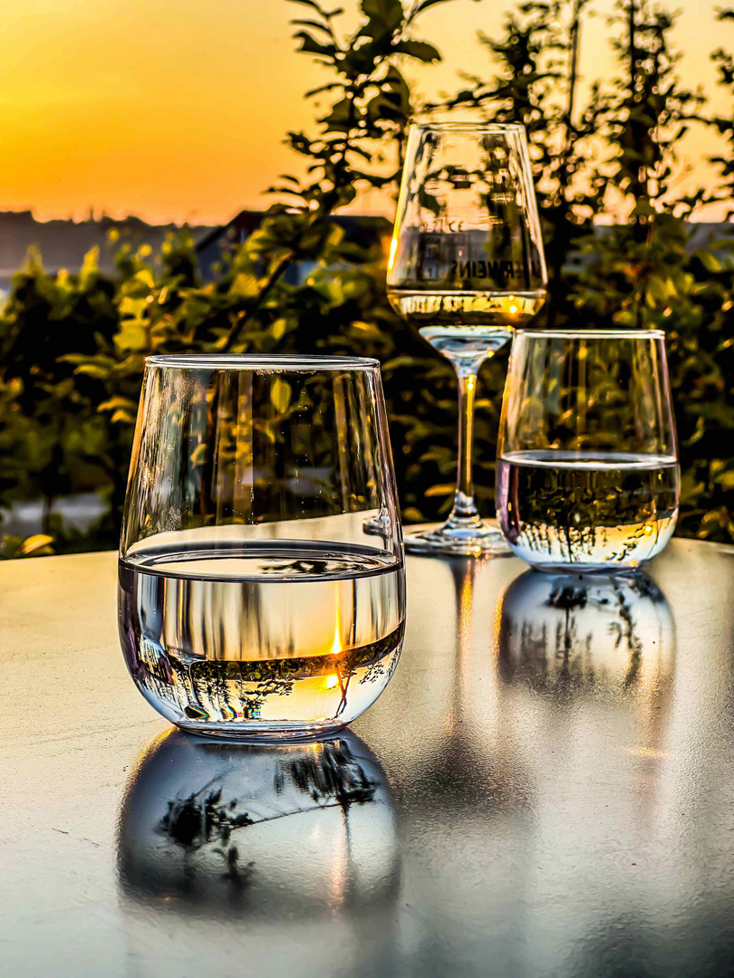 Wein und Wasser in der Abendsonne