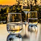 Wein und Wasser in der Abendsonne