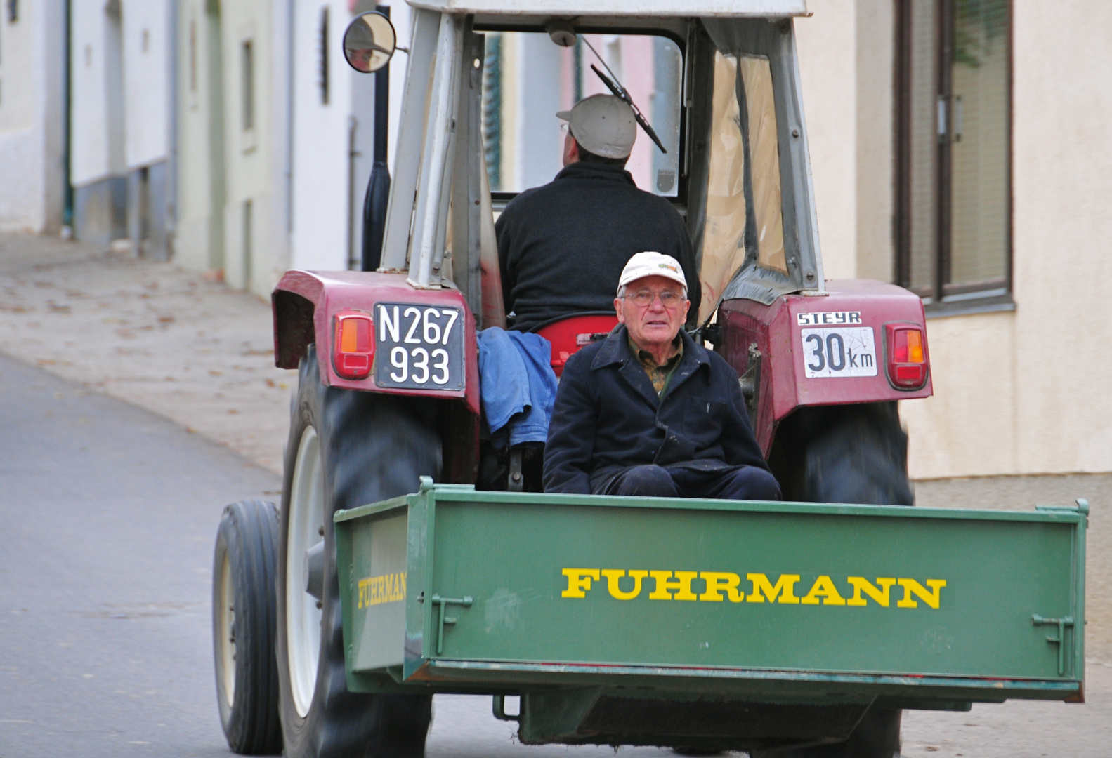 Weinbauern unterwegs zu ihrem Keller in der Kellergasse