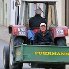 Weinbauern unterwegs zu ihrem Keller in der Kellergasse