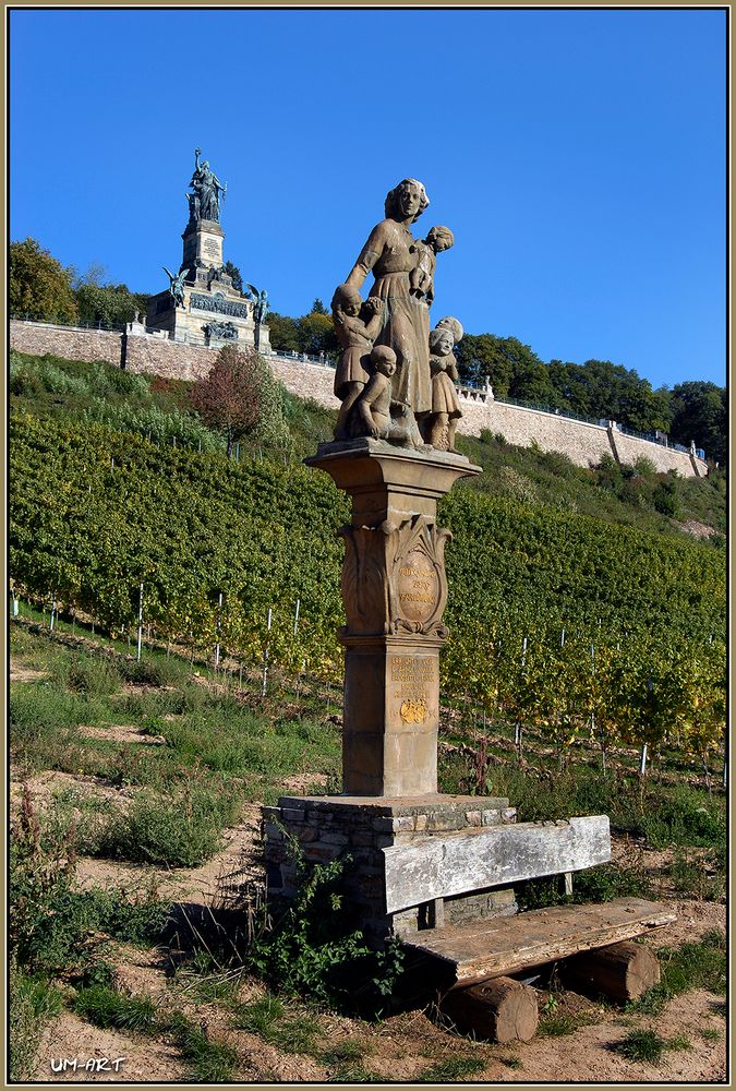 Weinberg am Germania mit zwei Denkmälern.