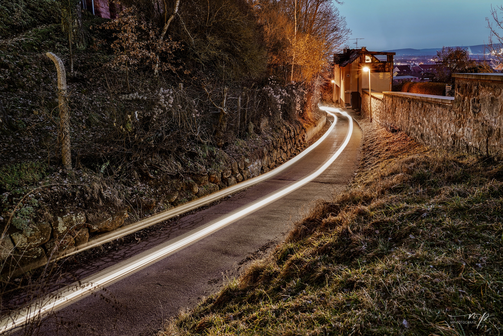 Weinbergstrasse beim Blasturm Schwandorf by Night mit Lichtspur eines Autos