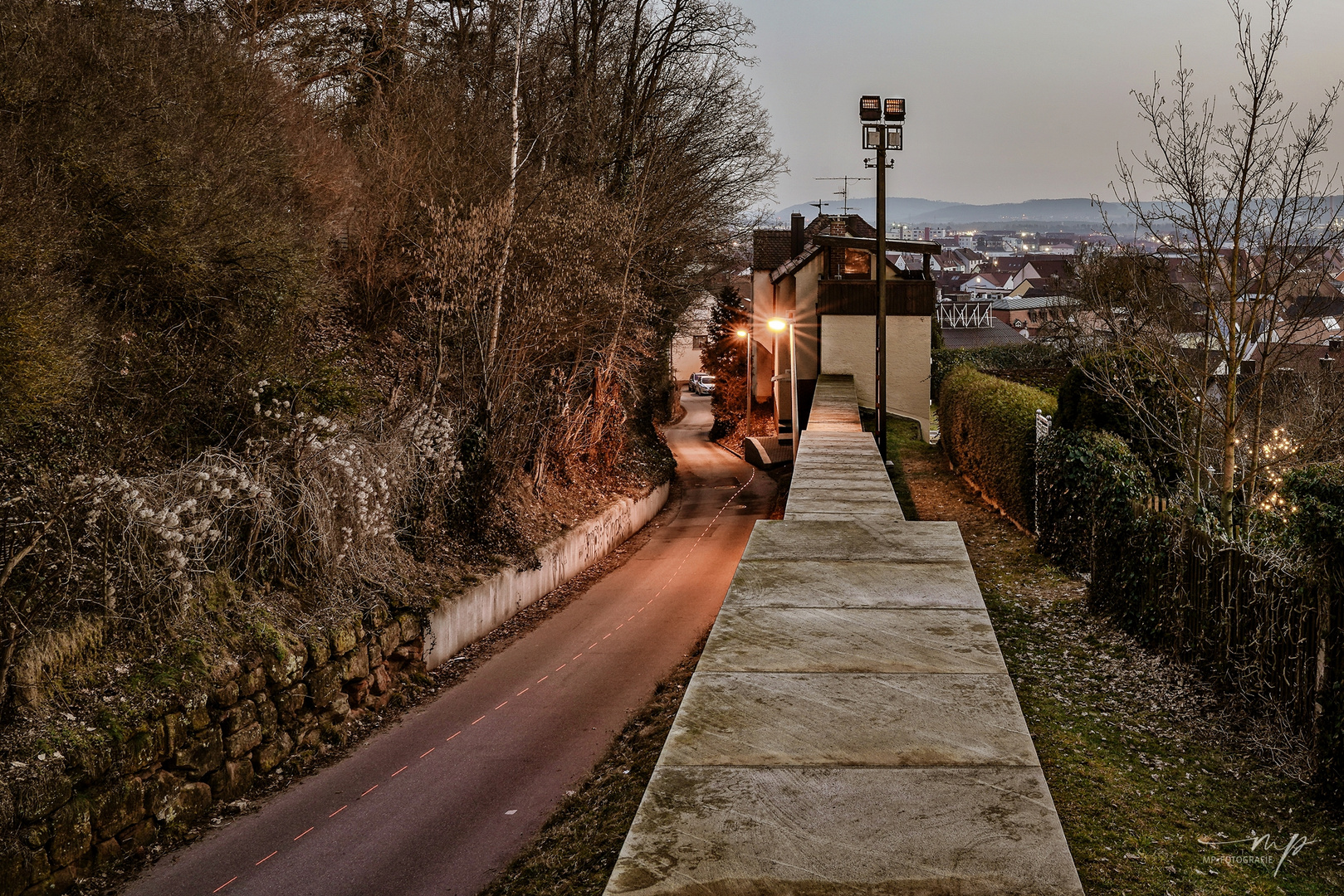 Weinbergstrasse beim Blasturm Schwandorf by Night mit Lichtspur eines blinkenden Rücklichtes