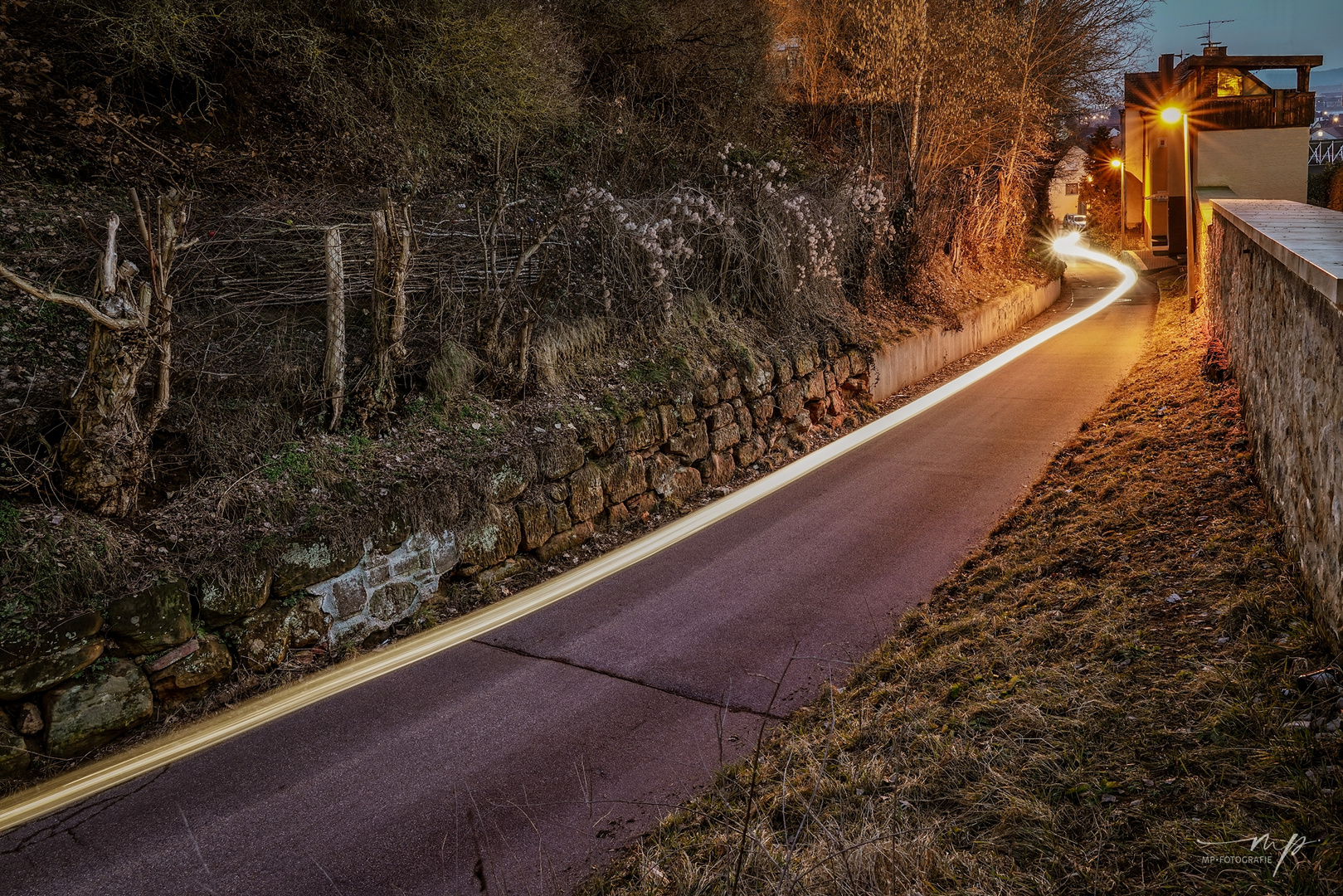 Weinbergstrasse beim Blasturm Schwandorf by Night mit Lichtspur eines Rollers