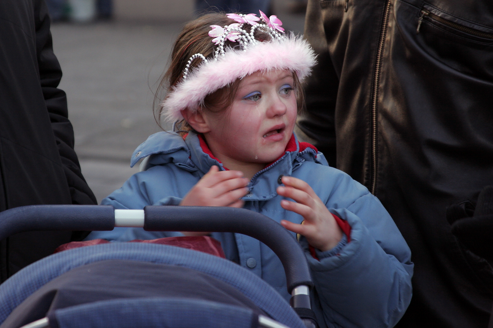 weinende "Prinzessin" (mit Kinderwagen)