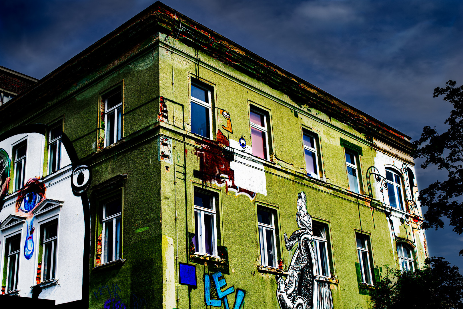 Weinendes buntes Haus