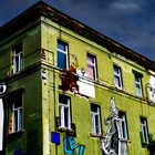 Weinendes buntes Haus