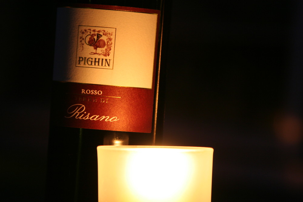 Weinflasche im Kerzenlicht