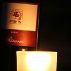 Weinflasche im Kerzenlicht