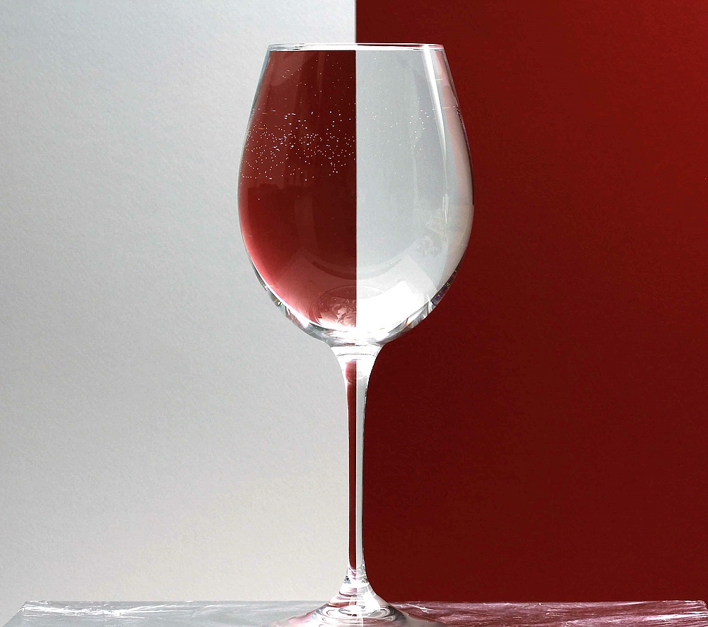 Weinglas in Szene gesetzt