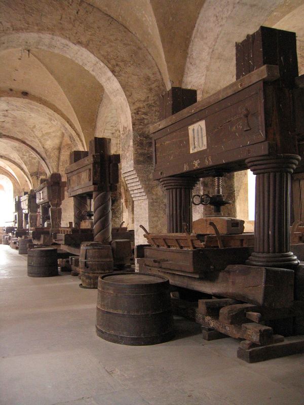 Weinkellerei im Kloster