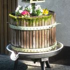 Weinpresse mit Blumen