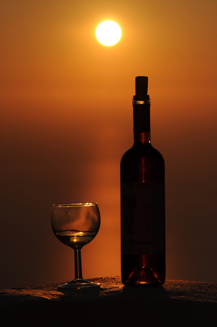 weinseliger Sonnenuntergang auf Santorini