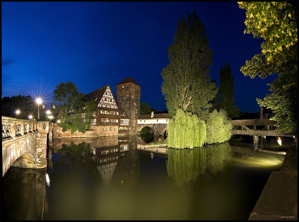 < Weinstadl und Wasserturm  in Nürnberg >