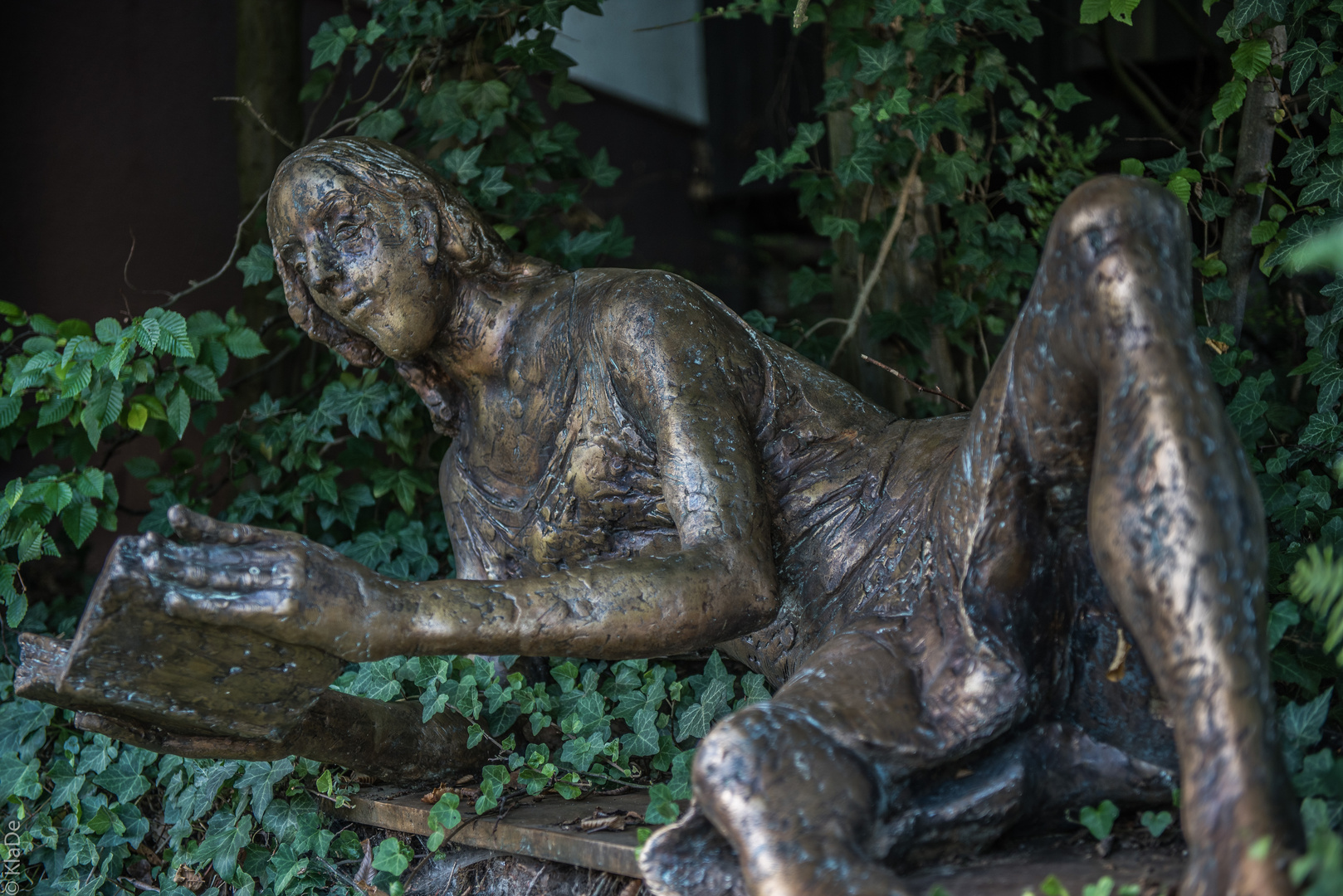 Weinstadt-Strümpfelbach - Fachwerk und Skulptur - Lesende