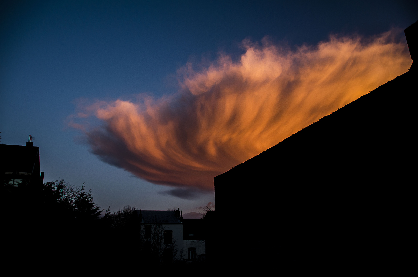 Weird Cloud above Mons