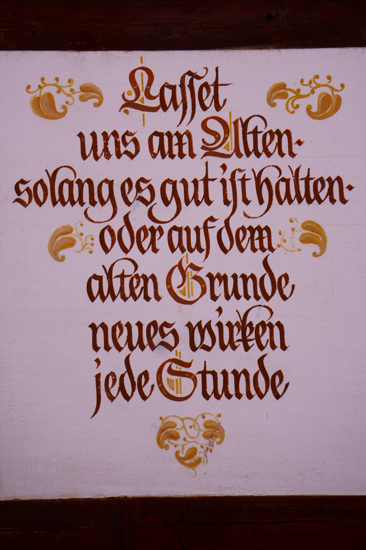 Weiser Schriftzug an einem Fachwerkhaus von Dazumal am Heimenstein in Heiligenstadt