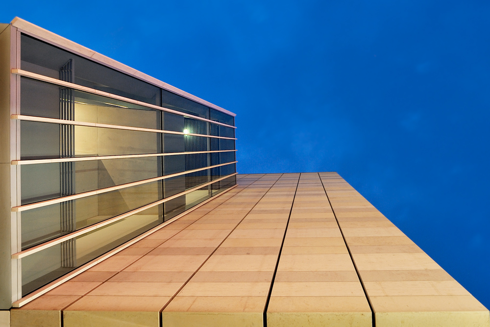 Weishaupt Gebäude in Ulm zur "Blauen Stunde"