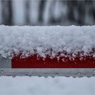 Weiß auf Rot mit tropfender Nase