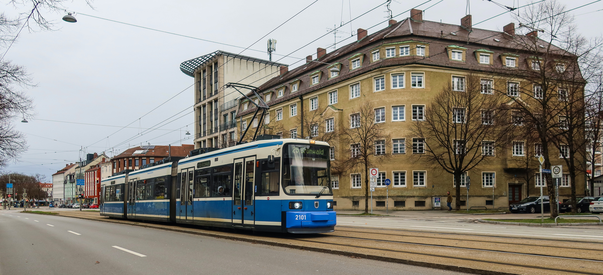 Weiß-blaue Tram