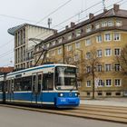 Weiß-blaue Tram