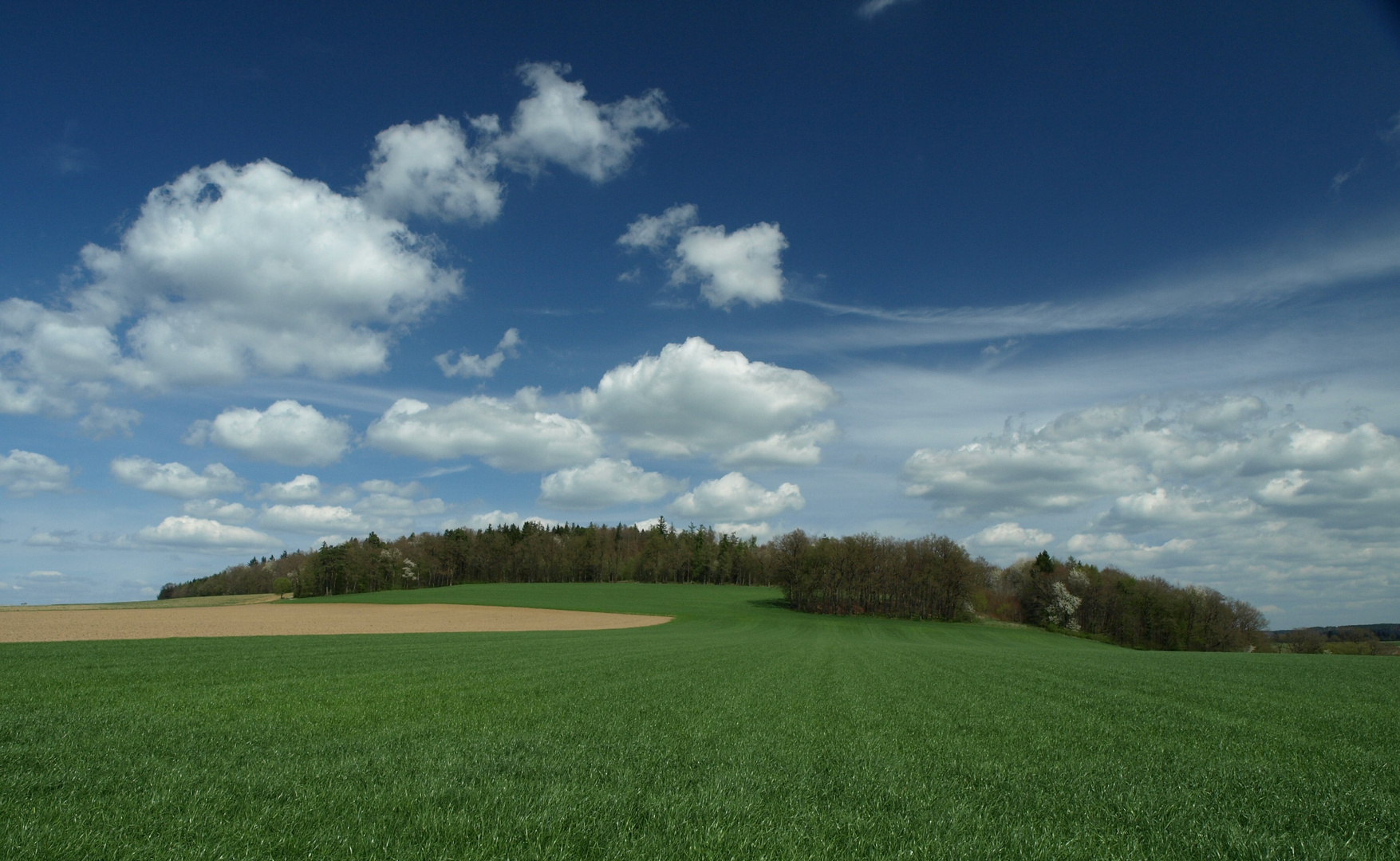 weiß-blauer Himmel