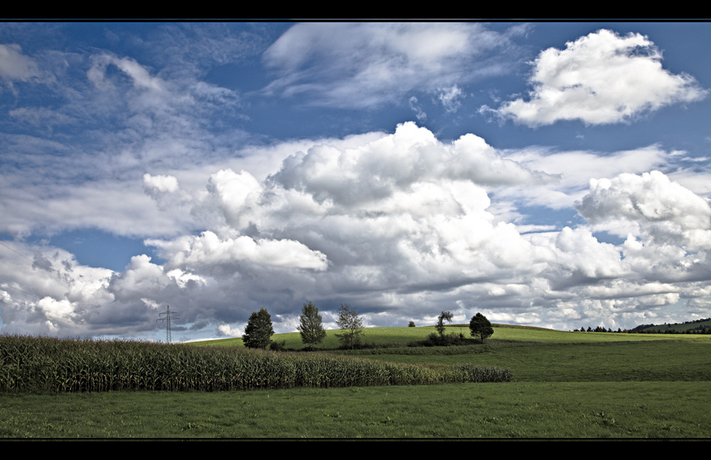 weiß-blauer Himmel