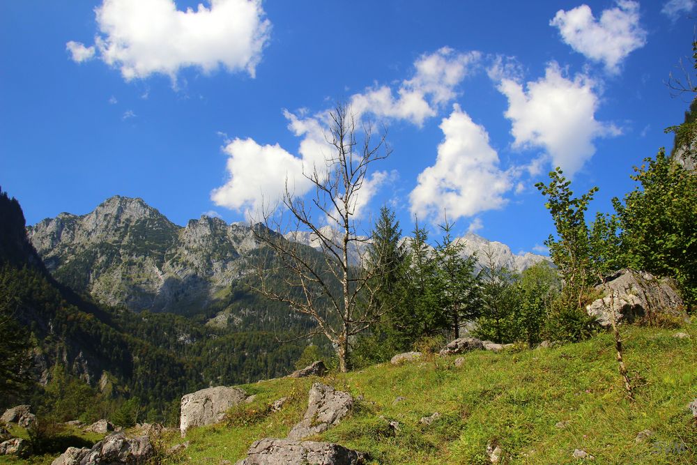 Weiß- blauer Himmel über Bayern