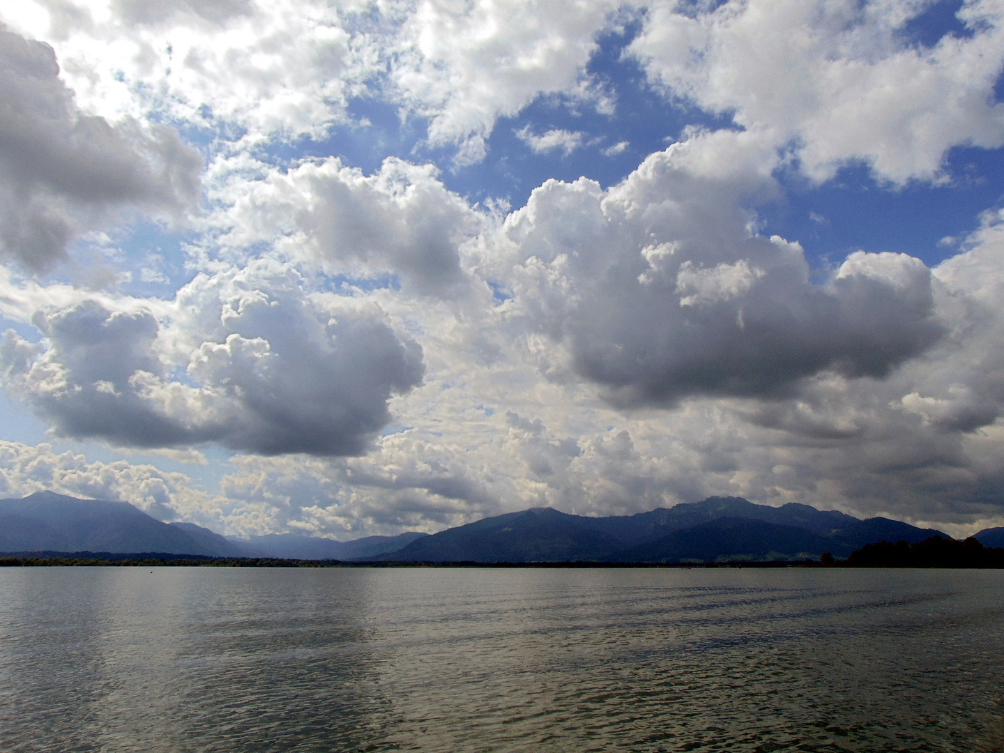 weiss blauer Himmel über dem Chiemsee