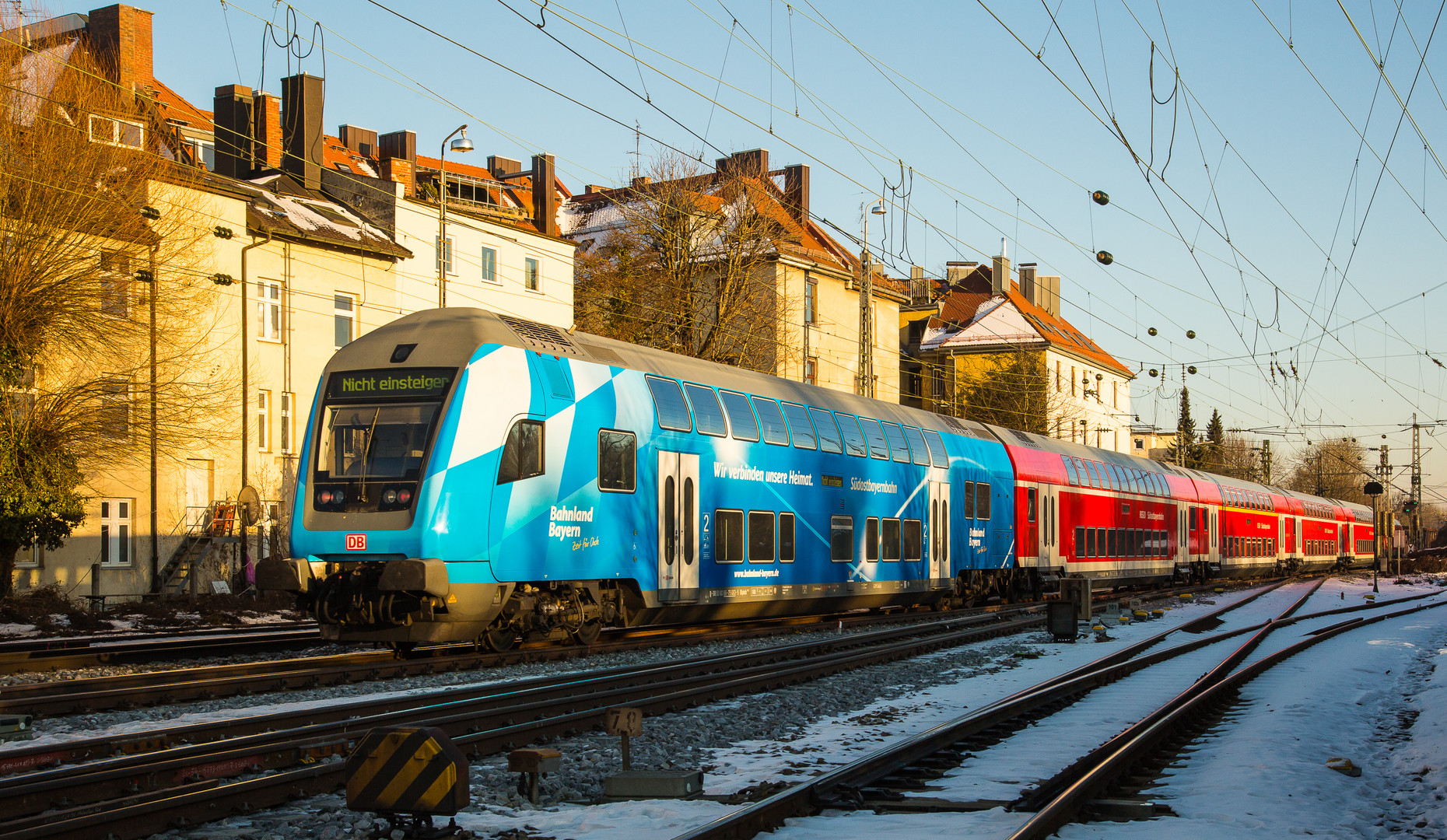 Weiß-blauer Steuerwagen