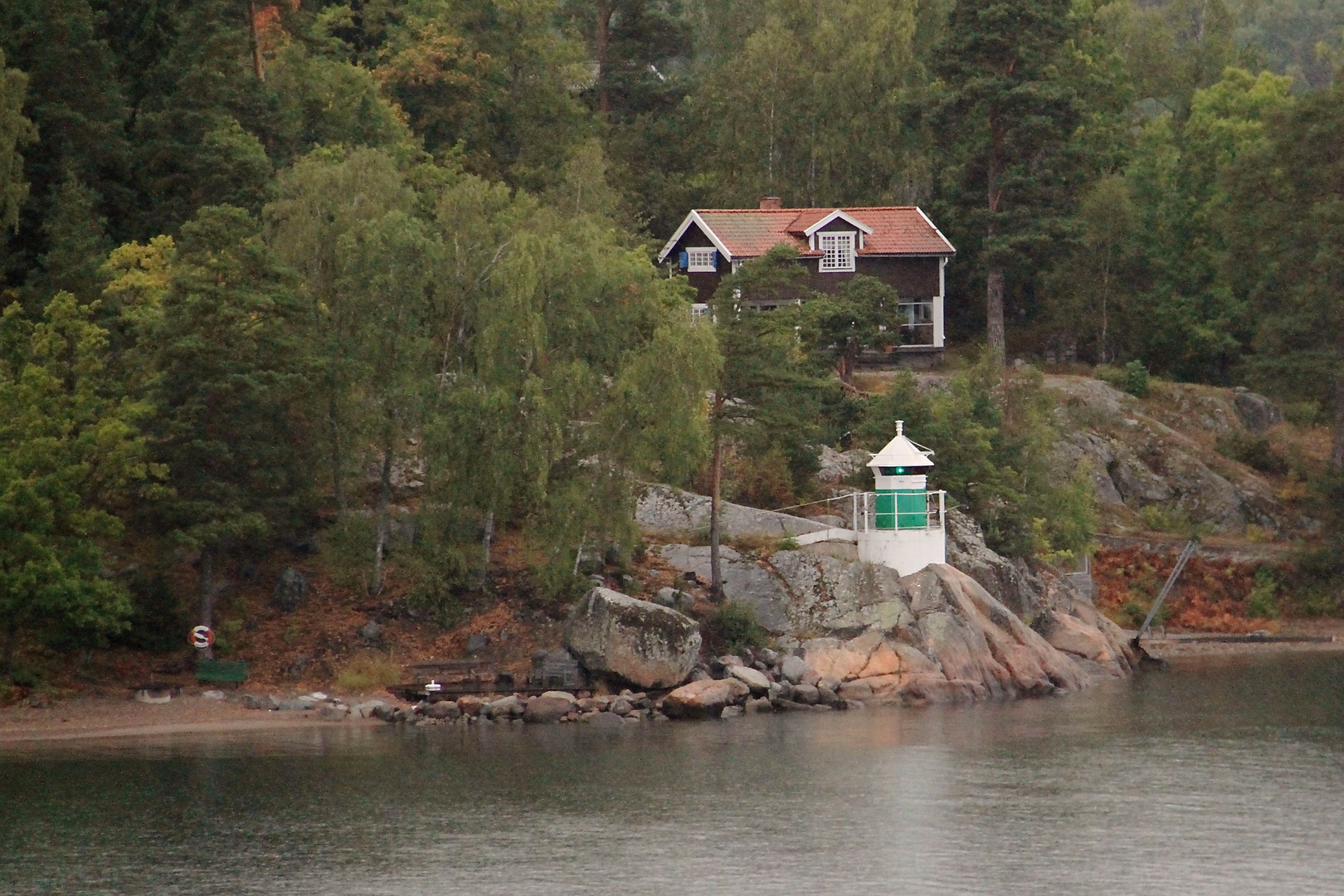 weiß grüner Leuchtturm Stockholmer Schären