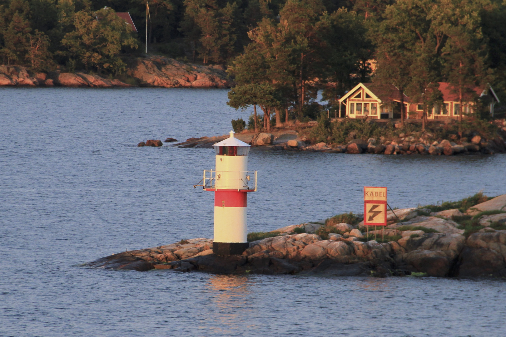 Weiß-roter Leuchtturm Stockholmer Schären