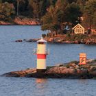 Weiß-roter Leuchtturm Stockholmer Schären