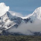 weiß sind Berge und Wolken, blau Himmel und Regen- Tibet 2007