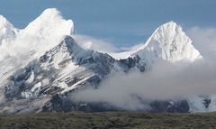 weiß sind Berge und Wolken, blau Himmel und Regen- Tibet 2007