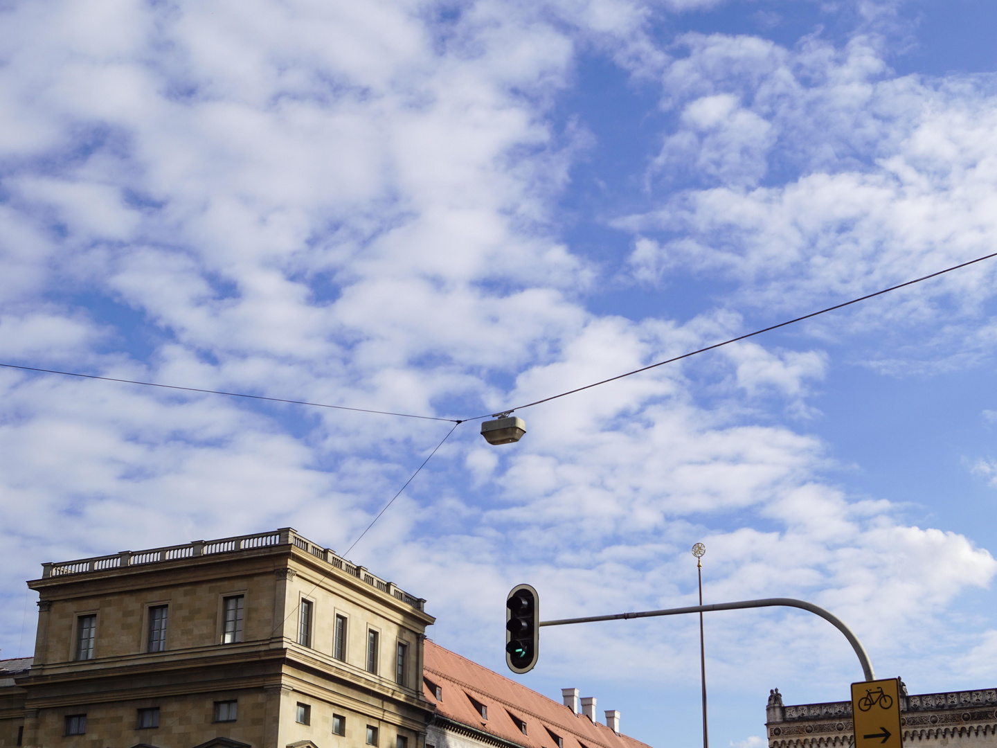 Weißblauer Himmel