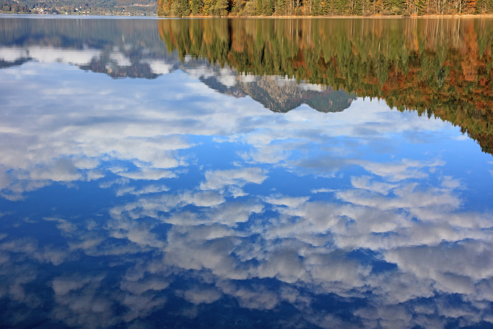 Weißblauer Himmel im Wasser