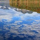 Weißblauer Himmel im Wasser