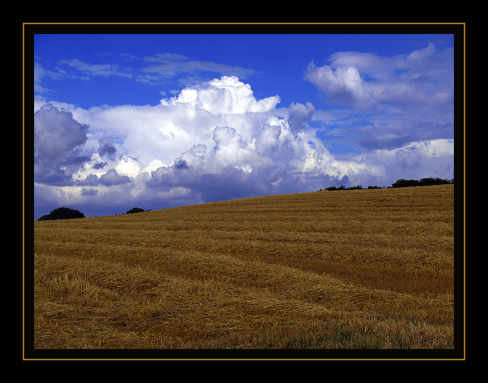 Weissblauer Himmel mit Schwaden